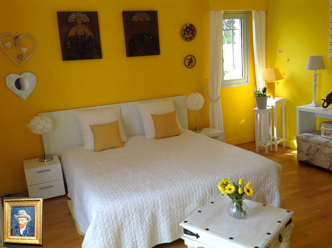  La chambre Van Gogh  de couleur jaune, en référence à ses toiles « Les bouquets de tournesols » et « Les champs de blé ». Il s’établit quelques temps en Provence notamment dans la ville d’Aix-en –Provence qui lui rend régulièrement hommage aux travers de diverses expositions.